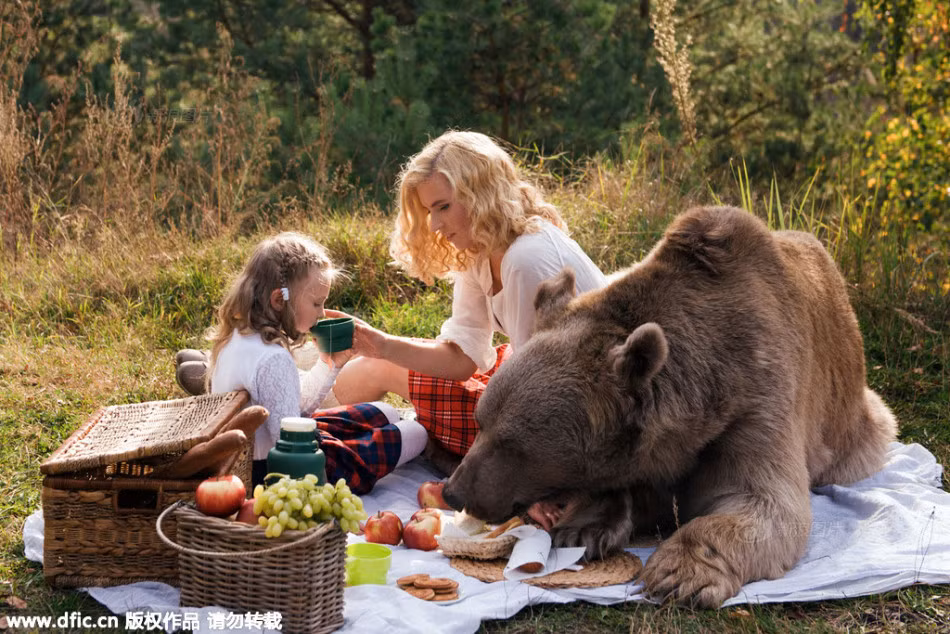 Katya và Stepan trông giống như là những người bạn tốt nhất của nhau khi cùng chia sẻ trái cây và bánh quy.