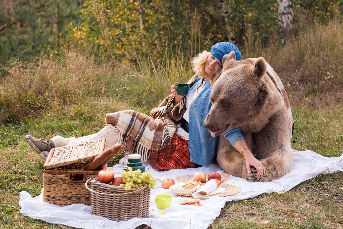 Stepan lè lưỡi cực đáng yêu khi để Irina nắm tay đầy âu yếm.