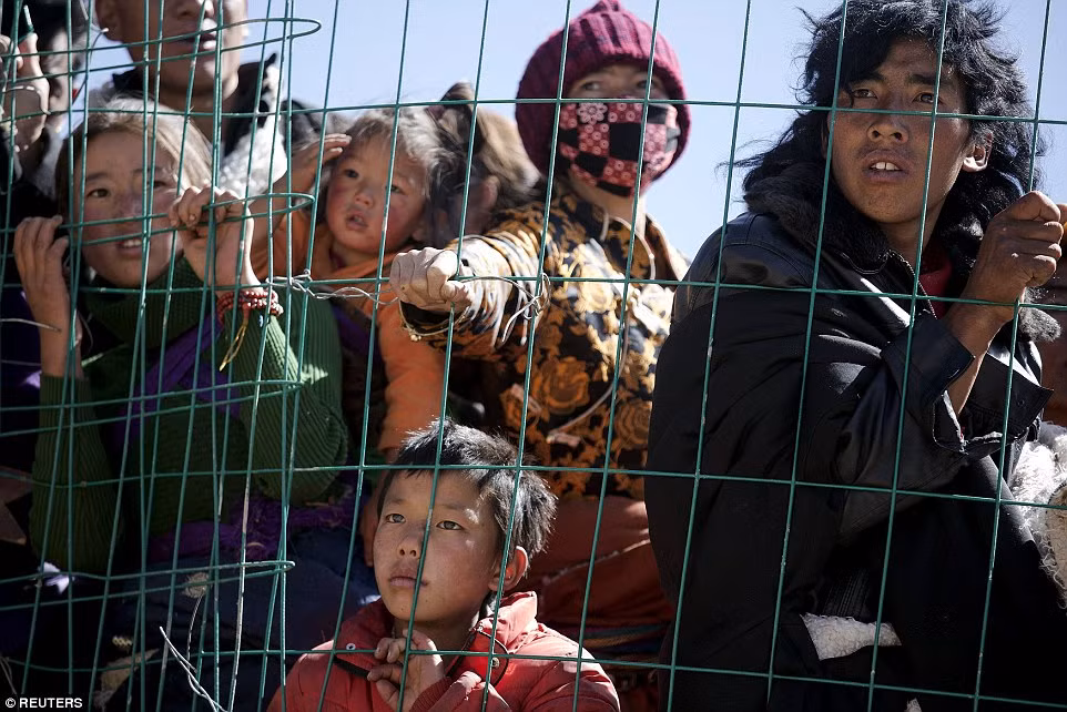 Ở Tây Tạng, mọi người được khuyến khích nên tận mắt chứng kiến ​​kền kền rỉa thịt xác chết để có thể dũng cảm, thản nhiên khi đối diện với cái chết . Nhận thức được sự "vô thường" của cuộc sống trần thế, sự tồn tại trên nhân gian chỉ là sự tồn tại thoáng qua, thế giới của linh hồn mới là vĩnh cửu.