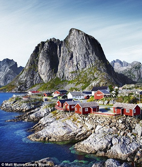 Làng Lofoten, Nordland, Na Uy. Ở Bắc cực, Lofoten là một quần đảo nơi tọa lạc một làng nghề truyền thống được xây dựng trên đá.