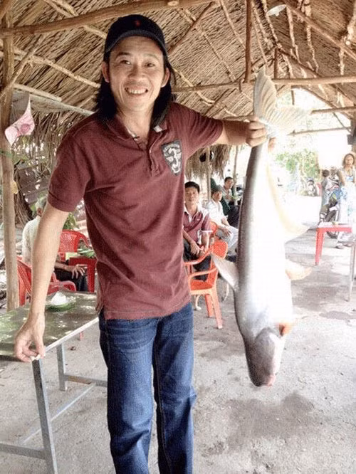 Ở thời điểm hiện tại, Hoài Linh chỉ nặng khoảng hơn 50 kg. Chiều cao hơn 1m7 lại càng khiến danh hài trở nên mỏng manh hơn bao giờ hết.