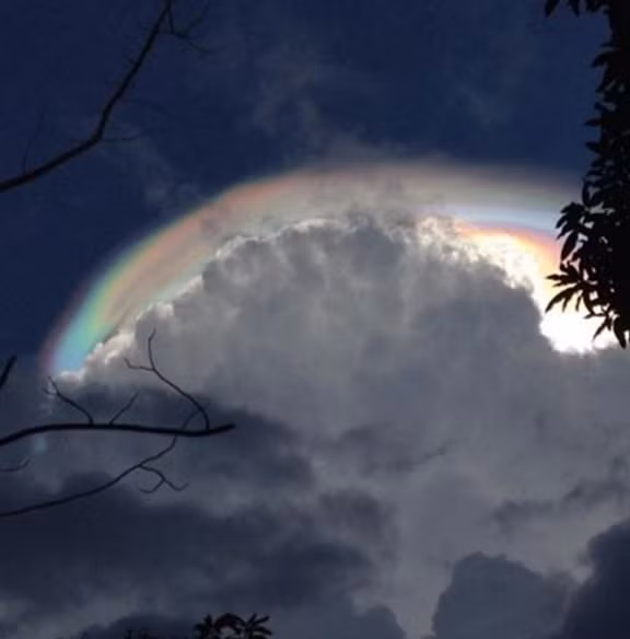 Cảnh tượng tuyệt vời này được một nhà báo Mỹ gọi là "cầu vồng lửa" vào năm 2006 và cho đến nay hiện tượng này vẫn thường được gọi như vậy,