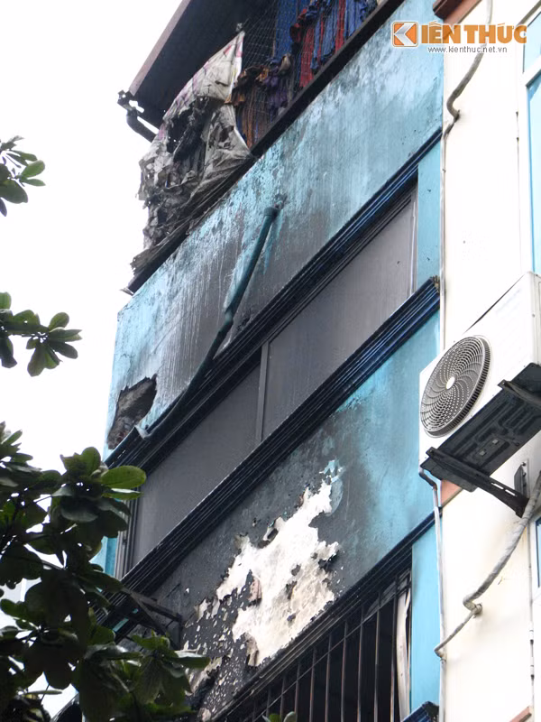 Đám cháy bốc khói ngụt ngụt trước khi để lại vết tích trên tường nhà. Ảnh: Minh Bái