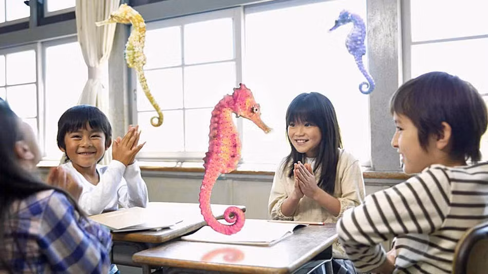 Theo giới thiệu của Magic Leap, đây là công nghệ Mixed Reality, cho phép tạo ra các đối tượng ảo trong khung cảnh thực tế mà không cần bất cứ một hiệu ứng hỗ trợ đặc biệt nào. Trong hình là những con mực vốn nằm sâu dưới đáy đại dương hiện ngay trước mắt người xem.