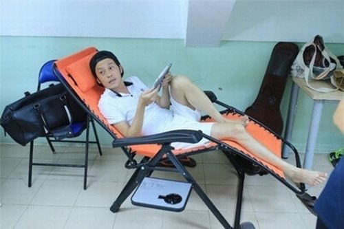 Đôi chân khẳng khiu "tố cáo" thân hình "da đụng xương" của Hoài Linh.