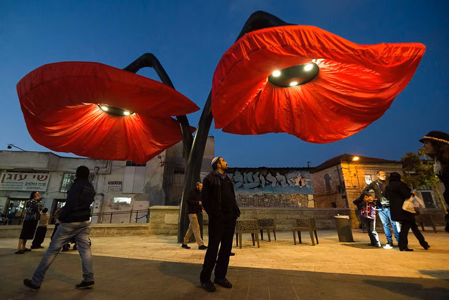 Người dân thành phố và các du khách đều rất thích thú với "bông hoa đèn" đặc biệt này. Ai có cơ hội đặt chân đến đây đều muốn được một lần đứng dưới bông hoa kỳ lạ này.