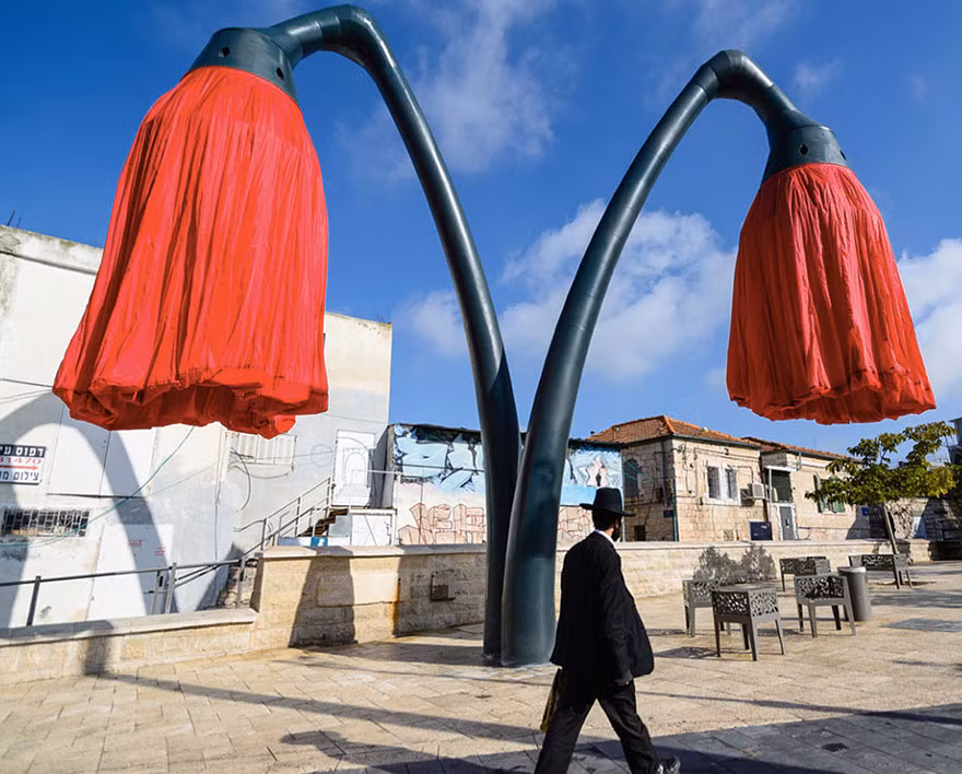 Dự án nghệ thuật này là một phần trong nỗ lực của thành phố nhằm để cải thiện không gian đô thị của Jerusalem. Công trình này không nhằm chống lại hay hạn chế sự hỗn loạn mà thay vào đó nó làm sáng lên không gian đô thị một cách đặc biệt. Truyền đi cảm hứng siêu thực, giúp con người vượt qua những thực tế khắc nghiệt của cuộc sống nhàm chán.