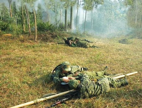 Thực hành cấp cứu thương binh tại hỏa tuyến.