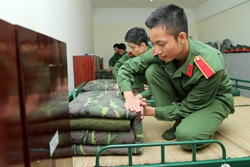 Bên cạnh đó, học viện còn tổ chức và phối hợp với các đơn vị, nhà trường khác tiến hành nhiều đợt diễn tập thực binh để giúp cho học viên có cơ hội trải nghiệm và tích lũy kinh nghiệm bổ ích, thiết thực trong tình huống cấp cứu thương binh tại hỏa tuyến. Ảnh: Vào nơi ở của các bác sĩ tương lai, tất cả đều gọn gàng, ngăn nắp.