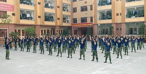 Với đặc thù của những thầy thuốc áo lính, ngoài việc đào tạo chuyên môn, nghiệp vụ, học viện còn làm tốt công tác giáo dục, bồi dưỡng lý luận, nâng cao nhận thức, bản lĩnh chính trị cho học viên. Chính vì vậy, trong nhiều năm qua, những học viên tốt nghiệp ra trường về các đơn vị công tác đều hoàn thành tốt nhiệm vụ được giao, nhất là trong việc khám, điều trị,... cho bệnh nhân ở các tuyến quân y trong toàn quân. Ảnh: Giờ tập thể dục buổi sáng đều tăm tắp như đồng diễn trong ngày lễ.