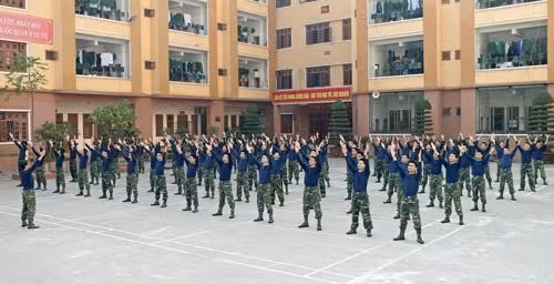 Với đặc thù của những thầy thuốc áo lính, ngoài việc đào tạo chuyên môn, nghiệp vụ, học viện còn làm tốt công tác giáo dục, bồi dưỡng lý luận, nâng cao nhận thức, bản lĩnh chính trị cho học viên. Chính vì vậy, trong nhiều năm qua, những học viên tốt nghiệp ra trường về các đơn vị công tác đều hoàn thành tốt nhiệm vụ được giao, nhất là trong việc khám, điều trị,... cho bệnh nhân ở các tuyến quân y trong toàn quân. Ảnh: Giờ tập thể dục buổi sáng đều tăm tắp như đồng diễn trong ngày lễ.