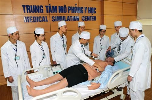 Học viên thực hành kỹ thuật cấp cứu trên mô phỏng.