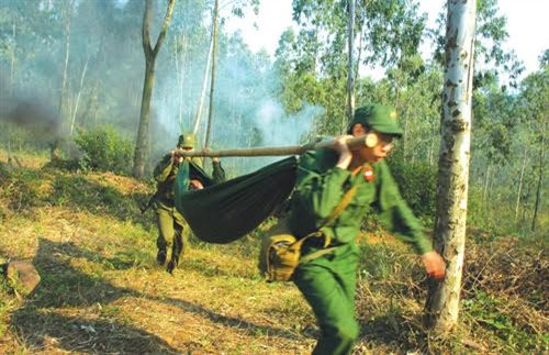 Vận chuyển thương binh về các tuyến quân y.