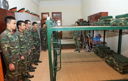 Những năm qua, Học viện Quân y đã đào tạo hàng chục vạn cán bộ y tế, đặc biệt là đội ngũ bác sĩ quân y cho các bệnh viện tuyến trung ương cũng như các tuyến bệnh viện quân khu và nhiều đơn vị trong toàn quân. Trong đào tạo, học viện luôn gắn việc học tập trên giảng đường, thực hành trên mô phỏng cũng như tại các bệnh viện thực hành thuộc học viện. Ảnh: Kiểm tra nội vụ vệ sinh hằng ngày được duy trì nghiêm túc như các đơn vị chủ lực, điểm khác biệt với những trường y bên ngoài.