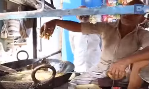 Trong một lần khách đến quá đông, ông Ram Babu đã bị cuống và nhầm lẫn khi nhúng cả bàn tay của mình vào chảo dầu sôi ùng ục, trước khi ông nhận ra, cả bàn tay của ông đã ở sâu trong chảo dầu. Ngay lập tức ông Ram Babu rút tay của mình ra và không ngừng hoảng sợ, nhưng sau khi trấn tĩnh, đáng ngạc nhiên là bàn tay của ông vẫn hoàn toàn bình thường, không hề có dấu hiệu tổn thương.