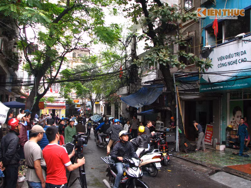 Nhiều người dân hiếu kì theo dõi vụ việc. Ảnh: Minh Bái