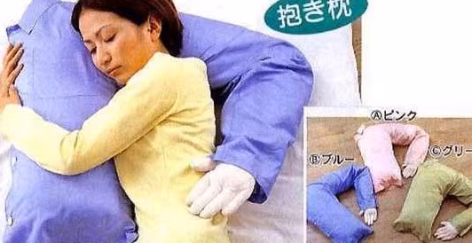 Với hình dáng là một nửa người đàn ông có cánh tay vạm vỡ, loại gối ôm này sẽ giúp người phụ nữ cô đơn có cảm giác được âu yếm, vỗ về từ người đàn ông mà không phải quan tâm đến yêu cầu, đòi hỏi từ “người bạn trai” của mình.