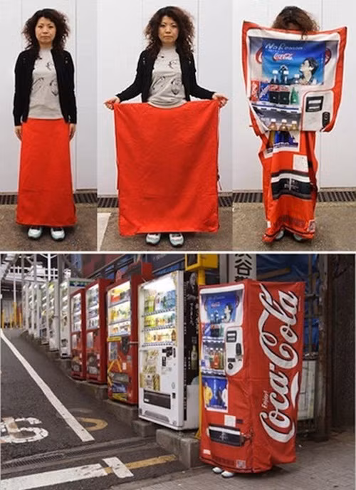 Khi cảm thấy có kẻ bám theo, bạn có thể rẽ vào một phố và biến chiếc váy thành một lớp ngụy trang hoàn hảo.