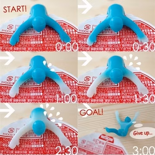 Ngoài tác dụng giữ cho nắp cốc mì không bị hở, khi mì vừa chín tới, dụng cụ có hình người này sẽ rơi xuống.