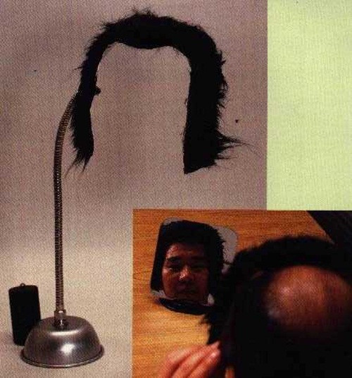 Tóc giả “tự sướng” cho người hói. Nam giới đều có nỗi sợ chung là bị hói đầu. Những người đàn ông bị hói giờ có thể vơi đi nỗi tự ti về mái đầu ít tóc khi chỉ đặt bộ tóc giả này trước gương, và chỉnh vị trí sao cho bộ tóc khít với mái đầu, họ sẽ thấy thời thanh xuân quay trở lại.