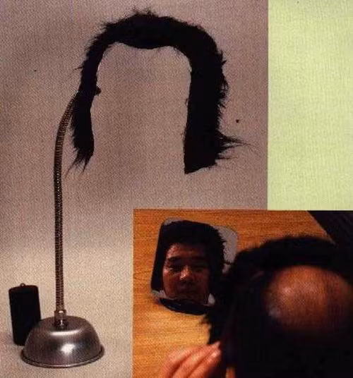 Tóc giả “tự sướng” cho người hói. Nam giới đều có nỗi sợ chung là bị hói đầu. Những người đàn ông bị hói giờ có thể vơi đi nỗi tự ti về mái đầu ít tóc khi chỉ đặt bộ tóc giả này trước gương, và chỉnh vị trí sao cho bộ tóc khít với mái đầu, họ sẽ thấy thời thanh xuân quay trở lại.