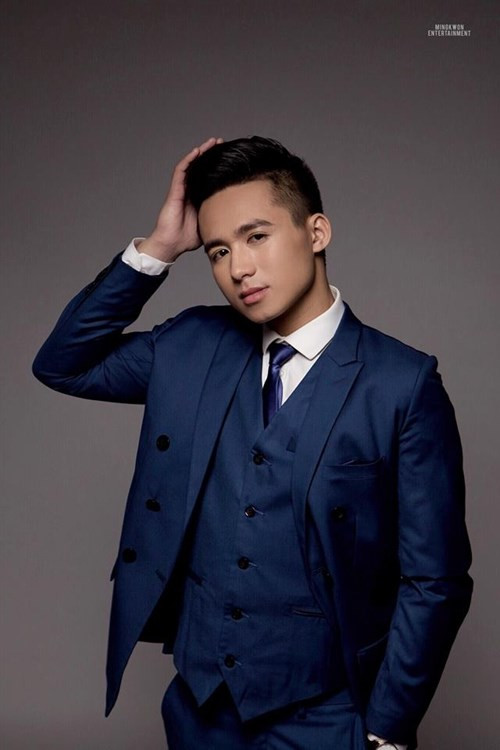 Từ lúc những bức ảnh điển trai của mình được 'khai quật' và chia sẻ trên mạng xã hội, Trần Trung Hiếu - sinh viên năm 4 của Học viện Cảnh sát đã trở nên nổi tiếng và được nhiều người ngưỡng mộ.