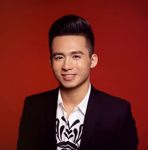 Ngoài ra, anh chàng đẹp trai này còn chơi thể thao rất tốt, đặc biệt là môn tennis. Hiếu đã từng đạt giải tennis của lực lượng CAND.