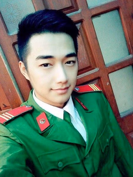 Điểm ấn tượng của Huỳnh Minh Quang hút hồn người đối diện chính là khuôn mặt nam tính với đôi mắt hí đặc trưng siêu dễ thương.