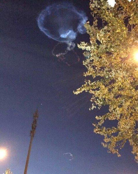 Nhiều người phỏng đoán rằng hiện tượng thiên văn hư hư thực thực này có thể là kết quả của một thí nghiệm nào đó.