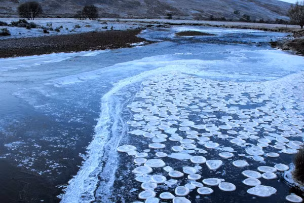 8. Những tảng băng tròn. Hiện tượng những tảng băng tròn vành vạnh nổi trên mặt nước hiếm khi xảy ra, chỉ thấy ở những vùng nước chảy rất chậm và khí hậu lạnh như ở Bắc Âu và Mỹ.