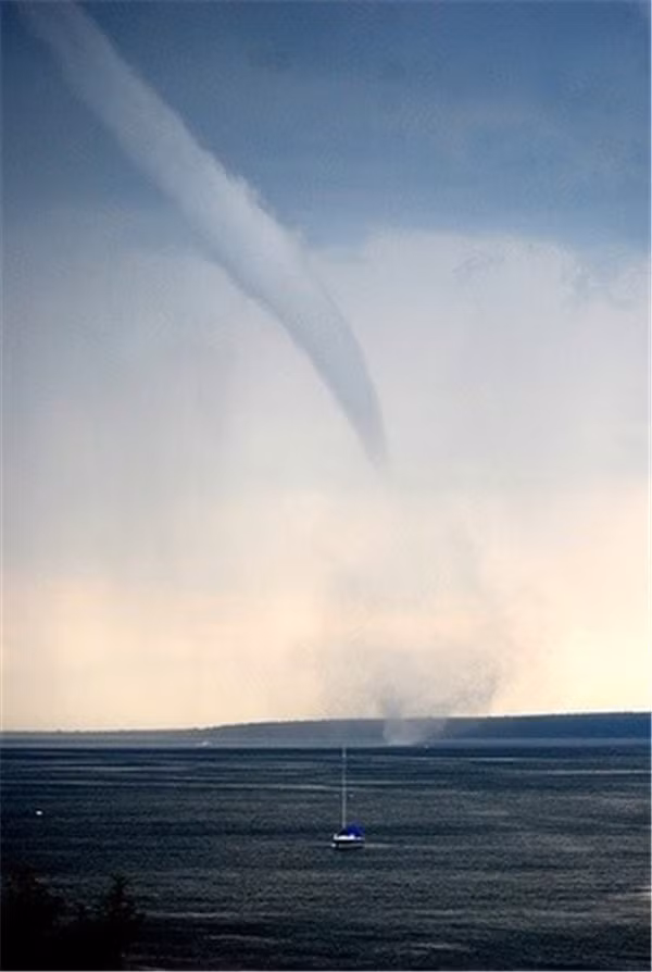 3. Vòi rồng. Vòi rồng là một cột nước xoáy tròn bốc từ dưới mặt nước lên, liên kết từng khối với nhau thành một đám mây tầng.