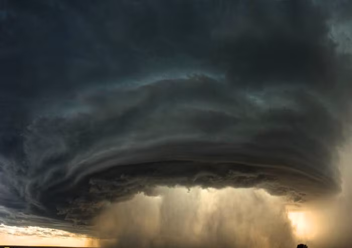 7. Siêu ổ dông (Supercell). Siêu ổ dông là những luồng khí - nước xoay tròn hút từ dưới lên trong một trận dông bão lớn.