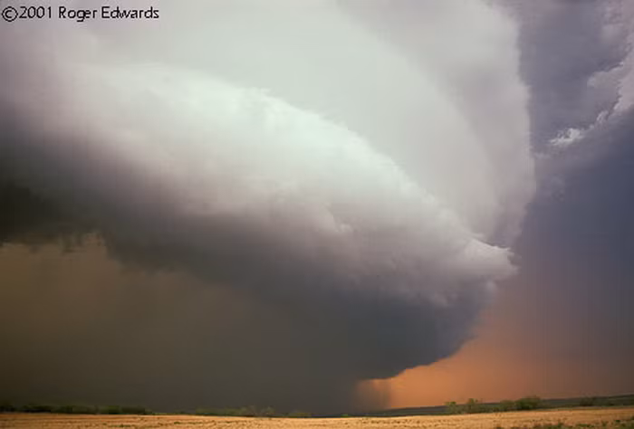 Siêu ổ dông thường sinh ra mưa đá, hoặc mưa rào rất to, những trận gió rất mạnh và khi hướng xuống dưới, chúng cuốn theo những viên nước đá lớn.