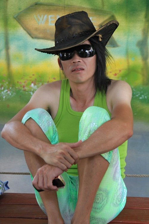 Bắp tay, bắp chân khẳng khiu và "lép vế" hẳn so với những đồng nghiệp trong giới nghệ thuật.