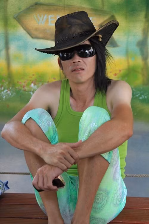 Bắp tay, bắp chân khẳng khiu và "lép vế" hẳn so với những đồng nghiệp trong giới nghệ thuật.