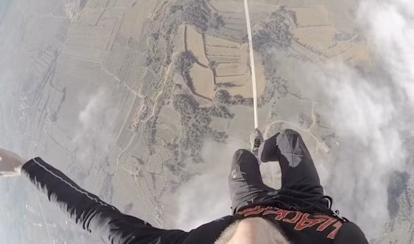 Khoảnh khắc thót tim khi xem nghệ sĩ đi bộ trên dây thừng và bước từng bước trên bầu trời cao vời vợi.