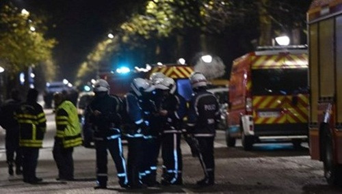 Them mot vu bat giu con tin o Phap