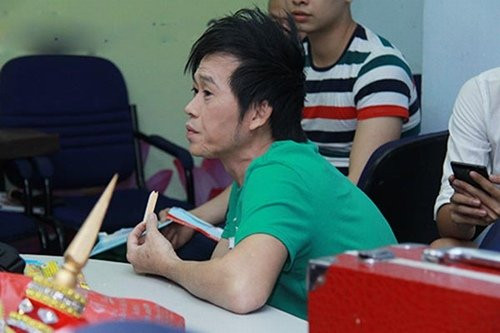 Trong các show truyền hình, Hoài Linh phải nhờ "công nghệ" make-up để che đi gương mặt nhăn nhúm, hốc hác vì chạy show quá nhiều.