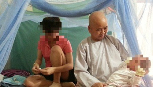 Bà mẹ trẻ tá túc ở chùa Diệu Pháp để sinh con. Bà mẹ trẻ tá túc ở chùa Diệu Pháp để sinh con.