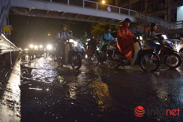 … cùng với việc mặt đường của nhiều tuyến phố vẫn bị đọng nước nên các phương tiện di chuyển rất khó khăn.
