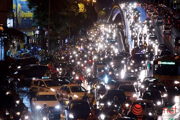 Theo ghi nhận của PV, một số tuyến đường tắc kéo dài là Nguyễn Trãi, Nguyễn Chí Thanh, Giảng Võ, Đê La Thành, Giải Phóng, Nguyễn Phong Sắc...