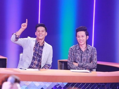 Trong chương trình Bước nhảy ngàn cân phát sóng vào tối 8.11, danh hài Hoài Linh với tư cách là giám khảo đã chia sẻ việc sụt cân của mình để động viên tinh thần một thí sinh tham gia cuộc thi. Theo đó, từ sau Tết, nam danh hài liên tục sút cân và đến thời điểm này, anh đã giảm đến 7kg.