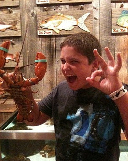 Tuy nhiên, chưa kịp thực hiện ước mơ, Grant đã qua đời vì bị rắn cưng cắn, để lại niềm thương tiếc khôn nguôi cho bạn bè và người thân.