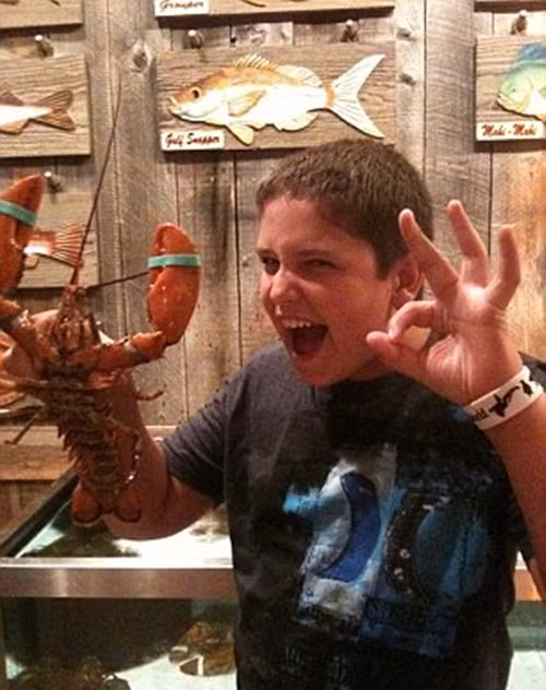 Tuy nhiên, chưa kịp thực hiện ước mơ, Grant đã qua đời vì bị rắn cưng cắn, để lại niềm thương tiếc khôn nguôi cho bạn bè và người thân.