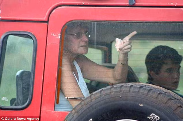 Trải nghiệm cảm giác cận kề với tử thần, những khách du lịch có mặt trong chuyến xe hôm cho biết họ cảm thấy cực kỳ đáng sợ nhưng cũng rất hưng phấn và cũng không quên cảm ơn thần may mắn vì đã lựa chọn chiếc xe được bao bọc bằng kính rất chắc chắn, không chủ quan mở cửa sổ xe để ngắm xung quanh.