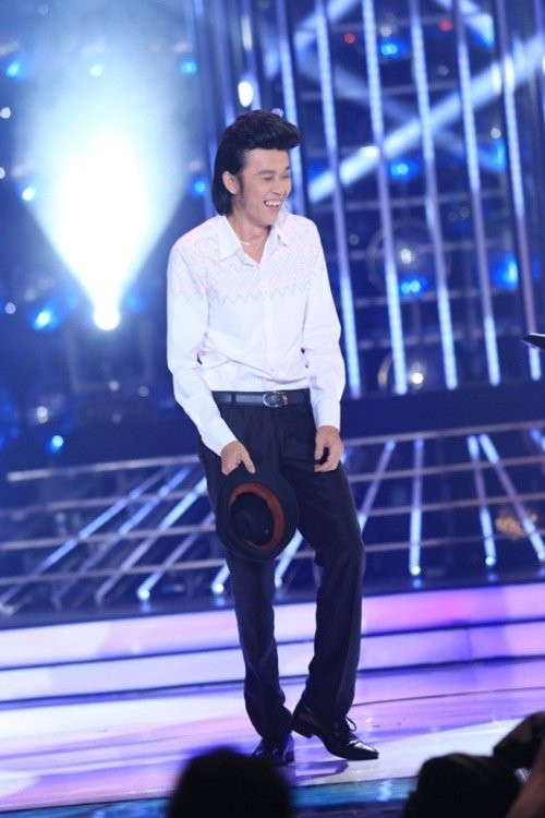 Để chứng thực cho thân hình cò hương của mình, Hoài Linh còn miêu tả: "Da đã đụng xương và không thể nắm được phần thịt ở 2 bên hông...". Tiết lộ của danh hài khiến các fan vừa buồn cười, vừa xót xa.