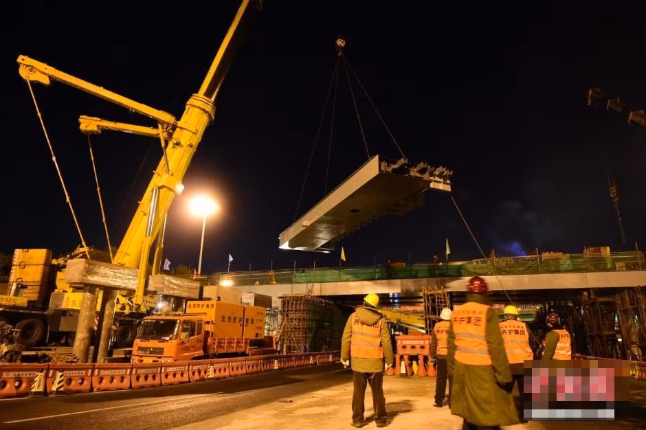 Sau 3 ngày, vào lúc 18h ngày 15/11, chỉ vỏn vẹn trong 36 tiếng, cây cầu đã chính thức hoàn thành. Cầu Tam Nguyên sau khi được bảo dưỡng, xây dựng lại có khối lượng 1.300 tấn, phục vụ hơn 200.000 lượt phương tiện qua lại mỗi ngày.