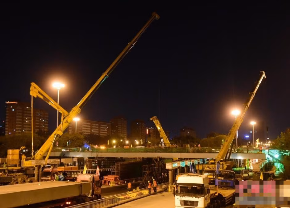 Quang cảnh công trường vào ban đêm, khi đội ngũ chuyên gia, kỹ sư, công nhân miệt mài làm việc để rút ngắn tiến độ thi công mà vẫn đảm bảo chất lượng công trình.