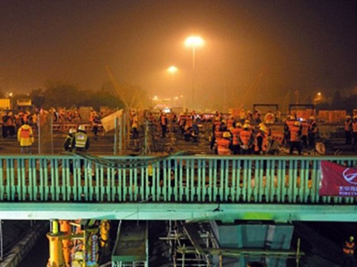 Cầu Tam Nguyên lần đầu tiên được xây dựng năm 1983, tới nay đã được 32 tuổi. Năm ngoái, các chuyên gia cầu đường phát hiện độ cứng của dầm chính giảm 27%, năng lực đáp ứng giao thông của cây cầu không thể đảm bảo các tiêu chuẩn về tải trọng theo thiết kế ban đầu.