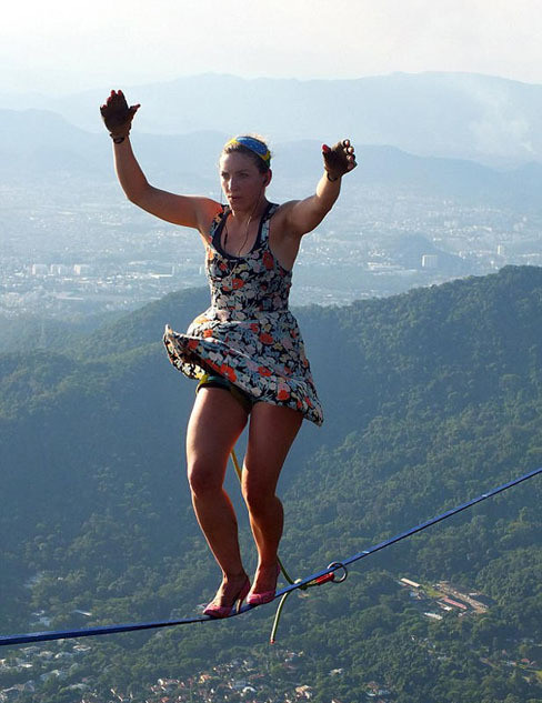 Lần đầu tiên, Dickey đã không thành công. Nhưng vào buổi chiều, cô ấy đã thành công, hoàn thành thử thách. Thời khắc Dickey chinh phục được thử thách thót tim này, mọi người đều kinh ngạc và vô cùng nể phục cô gái trẻ.